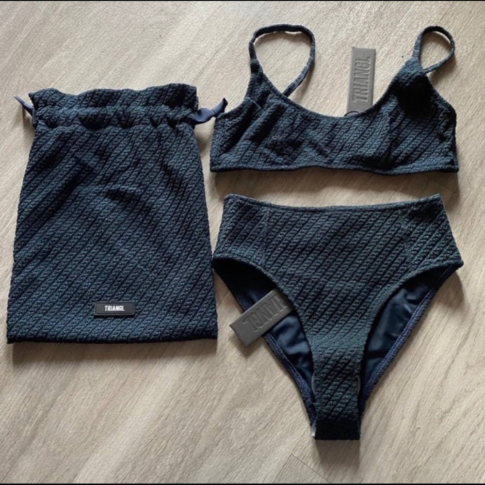 BNWT Triangl black textured set